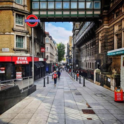 Feel At In London, Bank Payment To The Host * Londra